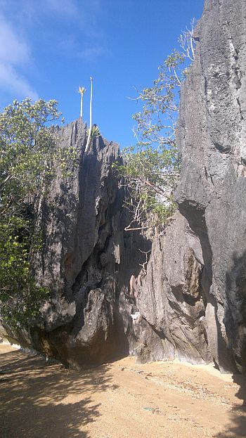 island-hopping-philippines-rocks-240320152559