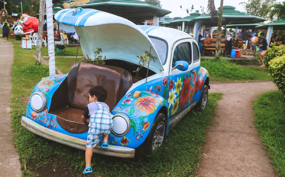 campuestohan-highland-resort-theme-water-park-painted-old-cars